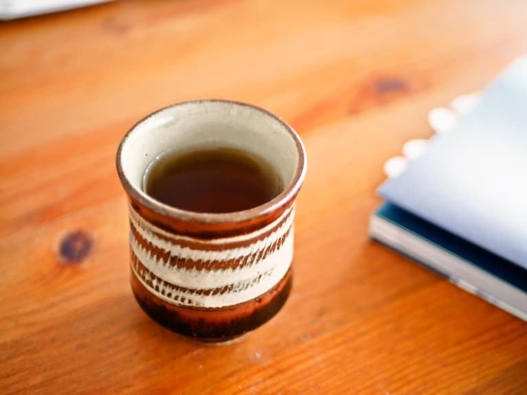 おまんじゅうをほうじ茶とともに。