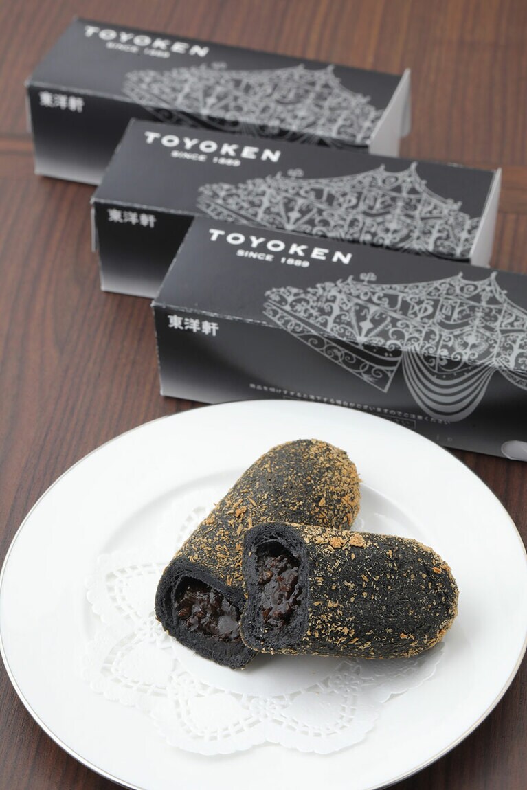 「ブラックカレーパン」テイクアウ 411円、イートイン 418円／東洋軒 東京ステーション。