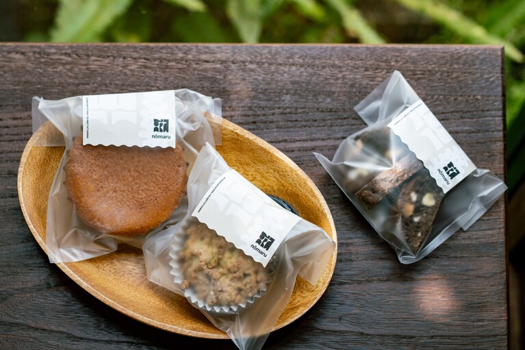 左から、「nomaru マドレーヌ」300円、「たっぷりナッツベイク」330円、「カントゥッチ チョコ」300円。すべてテイクアウト。