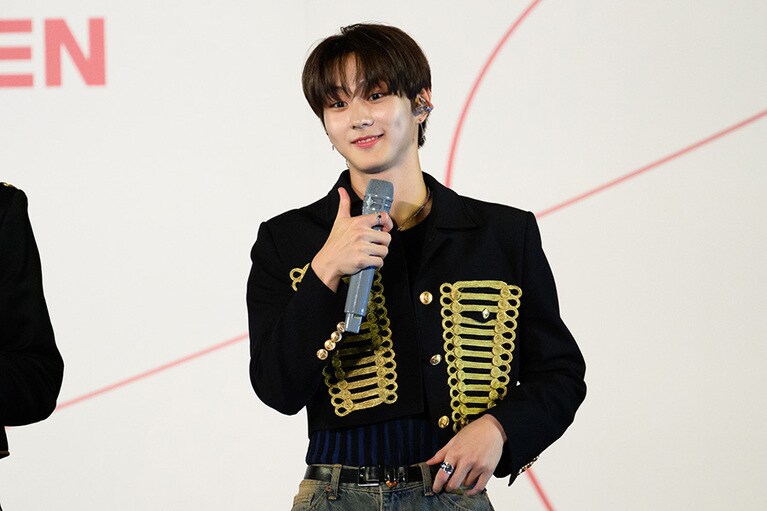 ファンに応え、親指を上げるJUNGWON