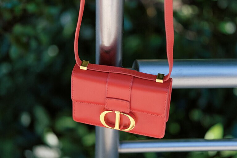 マイクロバッグ H11×W15×D4cm 330,000円／ディオール(クリスチャン ディオール)