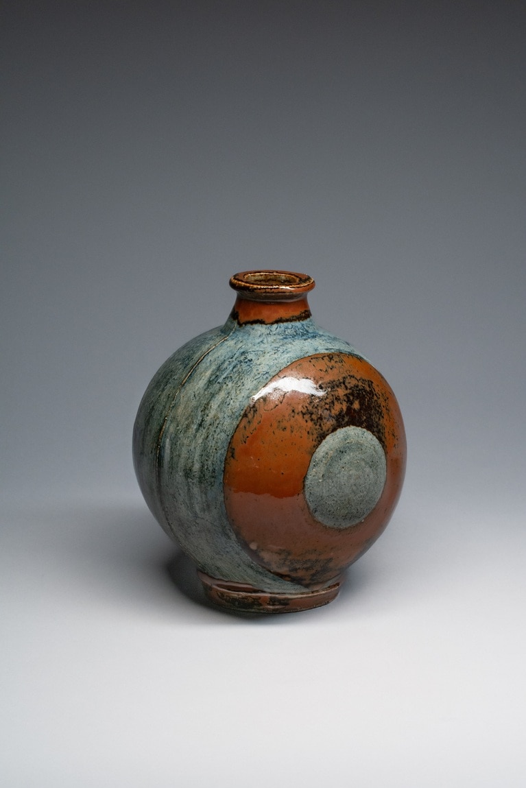 朝鮮陶磁の器形の影響が見られる作品。《呉洲扁壺（ごすへんこ）》河井寬次郎　1934（昭和9）年頃　高25.3cm。