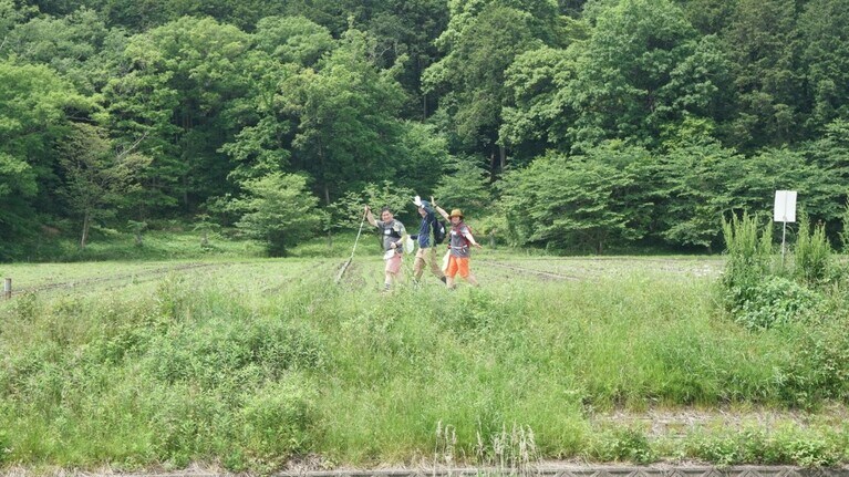 雪野山の登山口へ入っていく参加者たち。（提供写真）