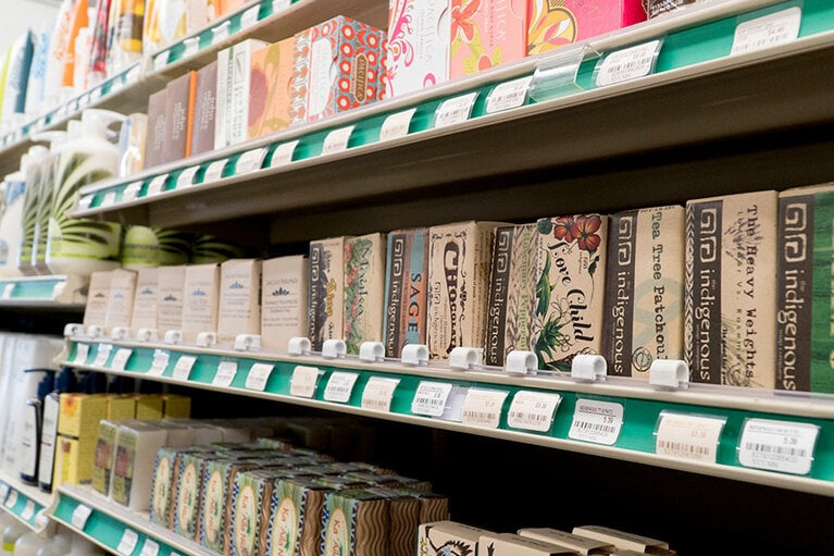 スーパー内では石鹸やコスメも販売。