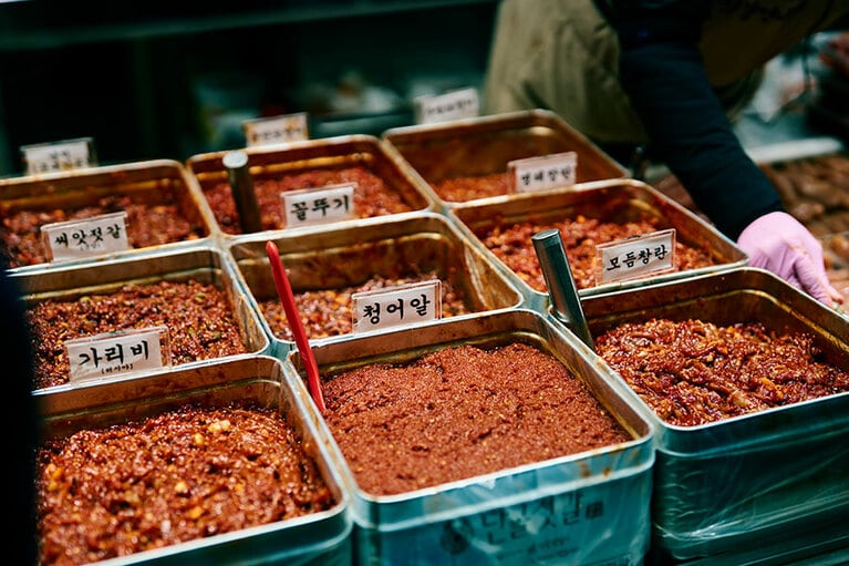 チャンジャ、オジンオ（イカ）ジョッ、ナッチ（タコ）ジョッなど塩辛も豊富。