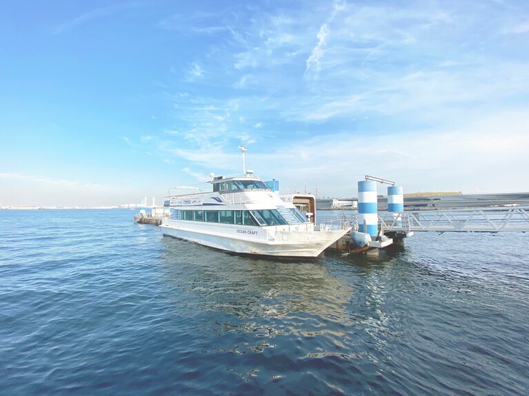 出航時間の10〜15分前までに赤レンガ倉庫1号館の岸壁にあるピア赤レンガ桟橋へ。