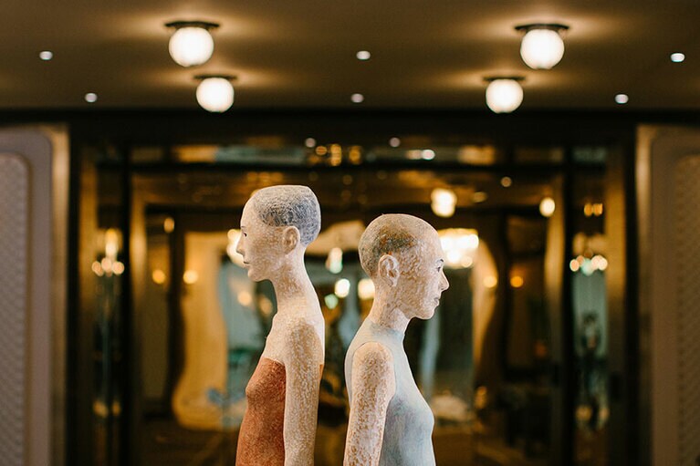 イタリア人アーティスト、ウォルター・モロドによる等身大の彫刻「Ega and Ansciuda」。