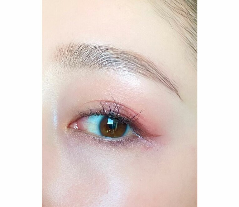 アイカラーレーション EX26とフラッシュクリエイター EX08で仕上げたメイク。