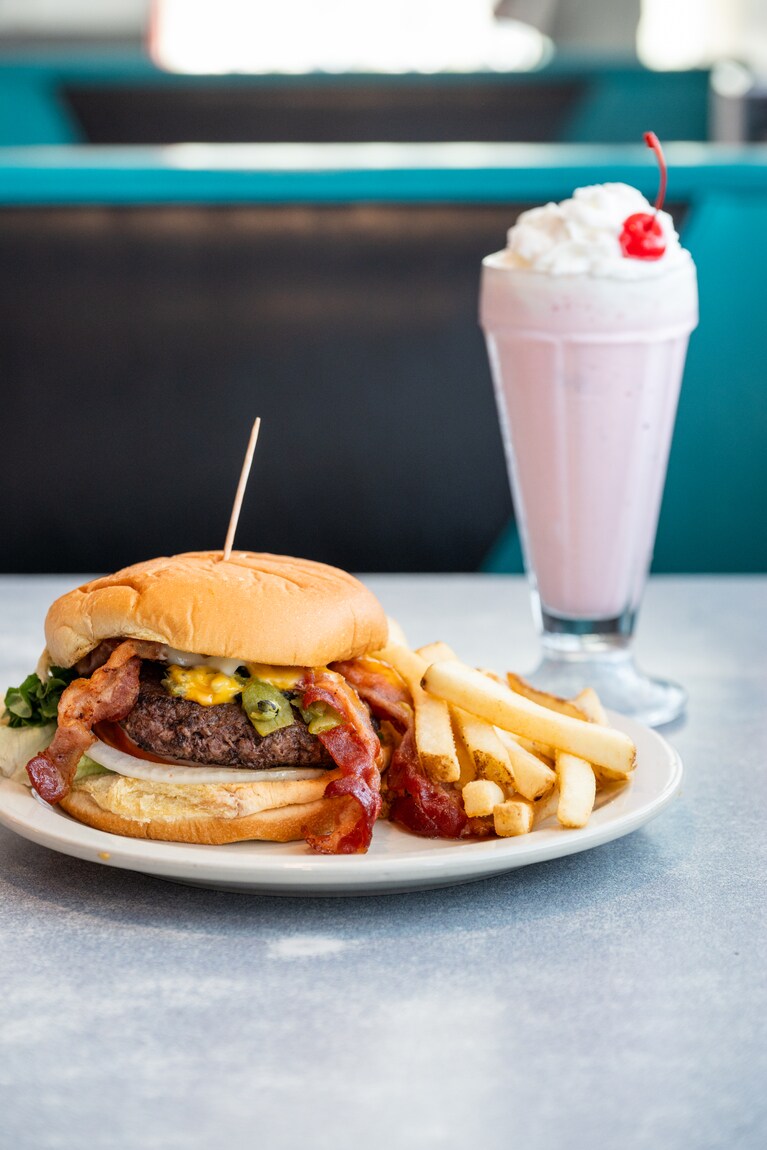 「66 バーガー」15.49ドル、「エルビス・デラックス・シェイク」7.99ドル。