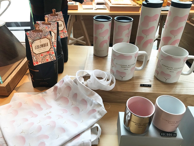 「スターバックス リザーブ ロースタリー ステンレスタンブラー サクラ　473mL」4,200円、「スターバックス リザーブ ロースタリー マグサクラ 355mL」2,500円、「トートバッグ」1,500円ほか。