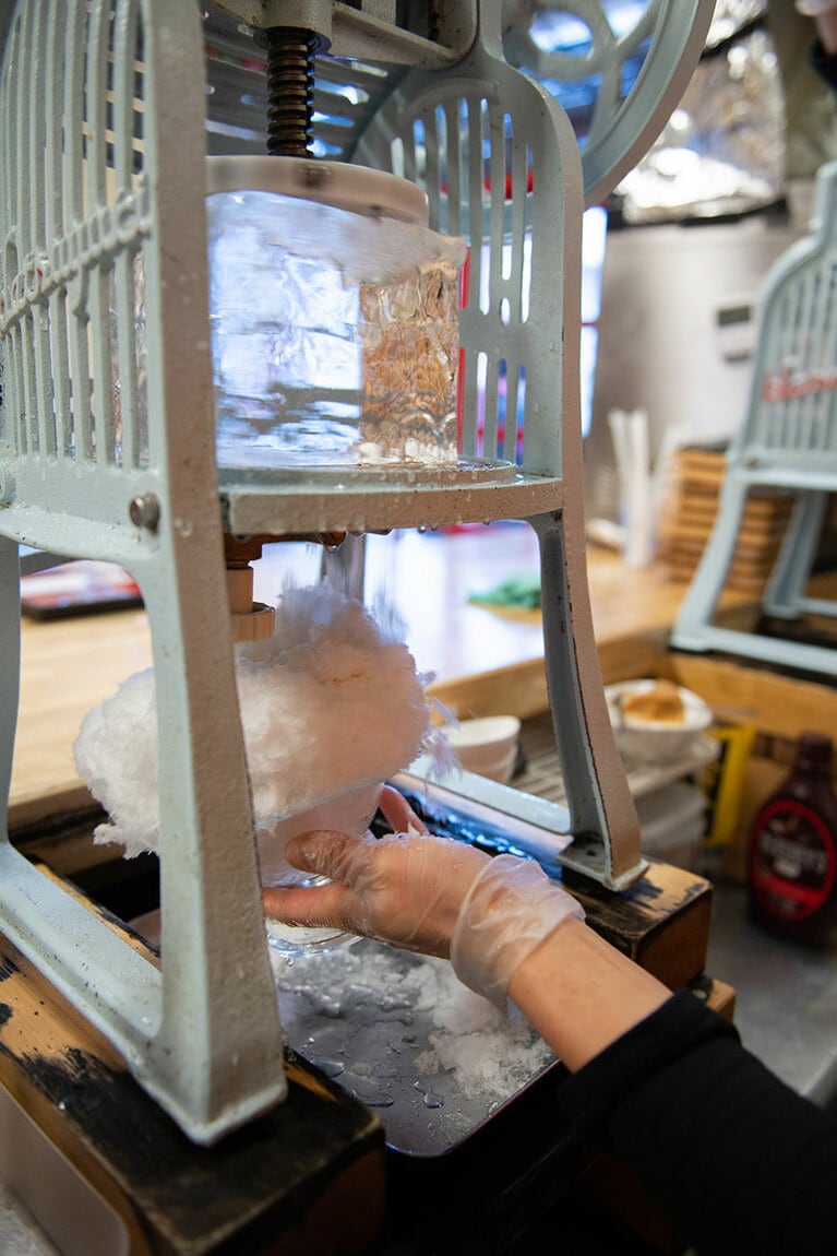 寒い季節のかき氷は、舞い散る雪を集めたかのようにふわふわ。モーター音にかき消されることなく、氷が削られる「ショリショリ」という音も楽しめる。