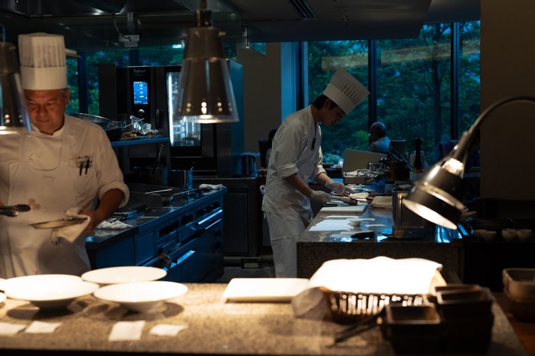 料理人たちが一皿を手際よく仕上げていく。
