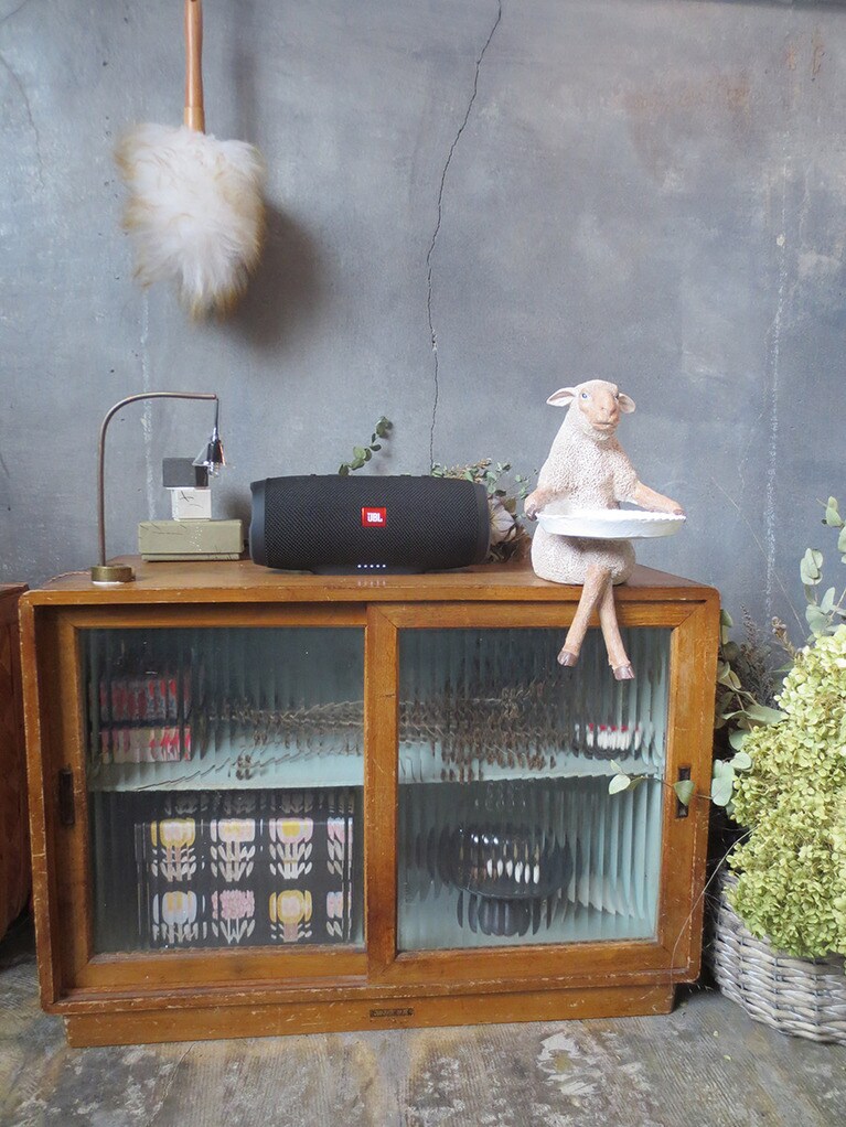 店内一角のレトロな棚。