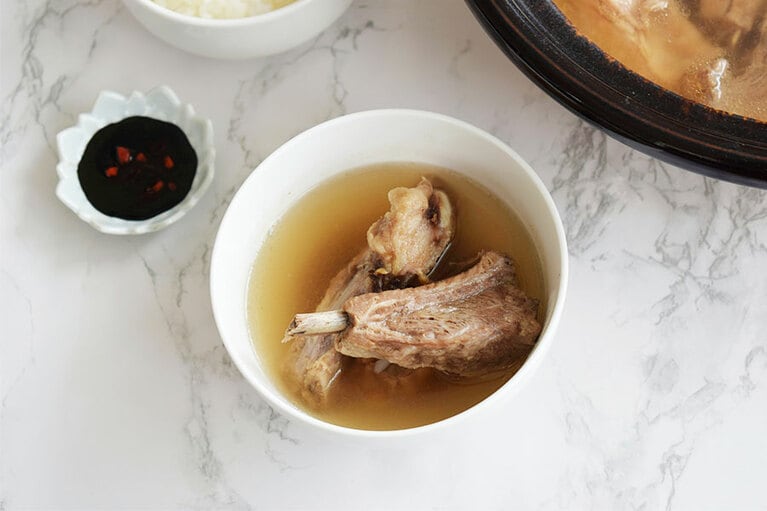 シンガポール版バクテーには、甘い黒醤油(たまり醤油やタイのシーユーダムで代用可)に刻み唐辛子を加えたタレを用意しよう。深みのある辛さがスペアリブによく合う。