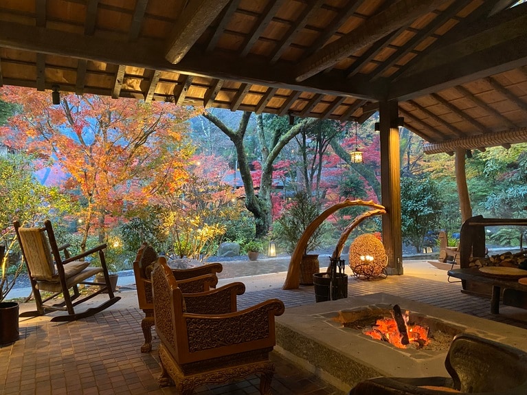 パチパチと燃える火を眺めると不思議と心が落ち着きます。