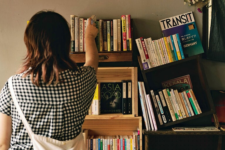 「時間に余裕ができたので本を読むことが多くなりました。ここはオーナーがセレクトした良書が揃っていて私は旅系の本が好きです」●ココカ古書店