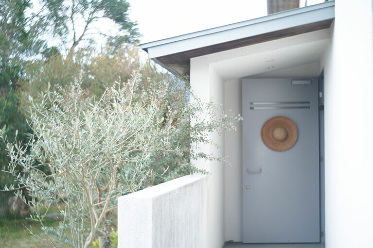 この家に移り住んで10年。オリーブなどの植栽もすっかりなじんだ。