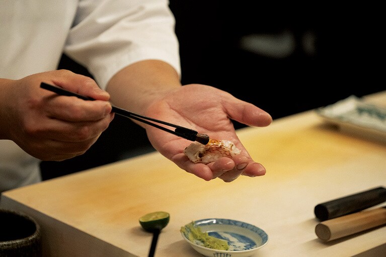 繊細な職人技を間近で見られるのも一興。（一 能登島　石川）