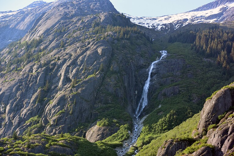 雪解け水なのか、滝がフィヨルドの壁を伝っていました。