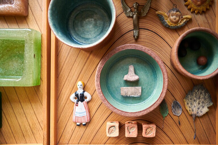 小さな雑貨たちも、その表情が浮かび上がるように大切にディスプレイされている。