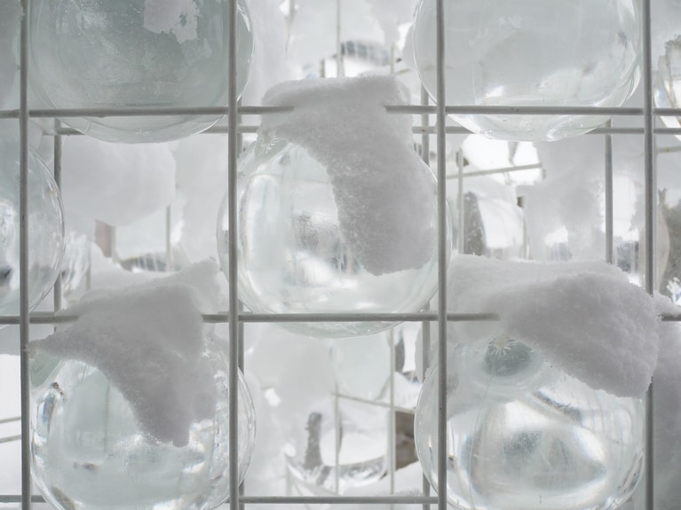 「 研ぎ澄ます、雪の妻有」 ⼭本 茜  「水風船の呼吸」（「溢れる」　加藤みいさ） ひっそりと雪と共に呼吸していた、水風船の作品。