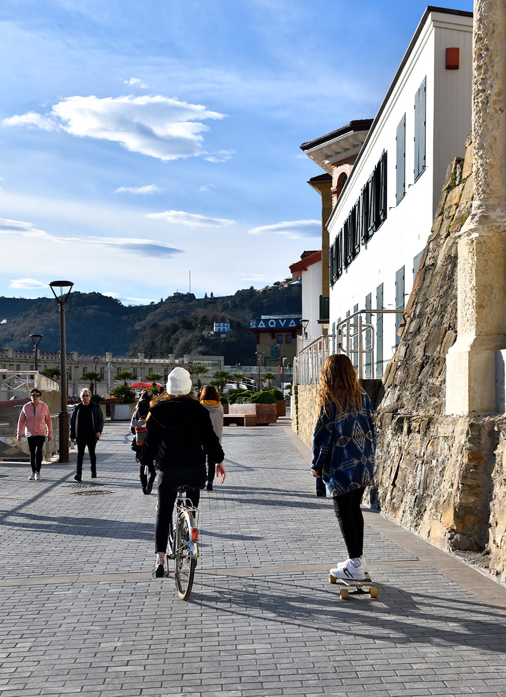 スペインのなかでも降水量が多く、緑の多い地域であるサン・セバスチャン。晴れ間が出ると陽光を楽しむ人たちの姿が街に溢れる。