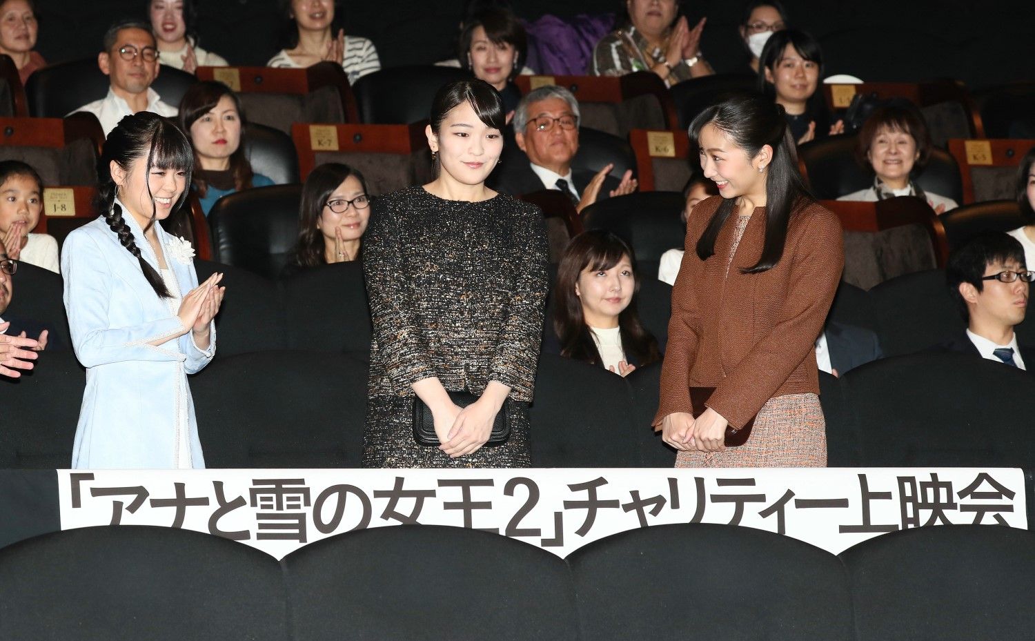 2019年12月、『アナと雪の女王2』のチャリティー上映会での眞子さま（当時）と佳子さま　©時事通信社
