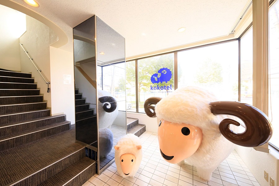 「ココテル函館」のフロントでは、羊のイメージキャラクターがお出迎え。