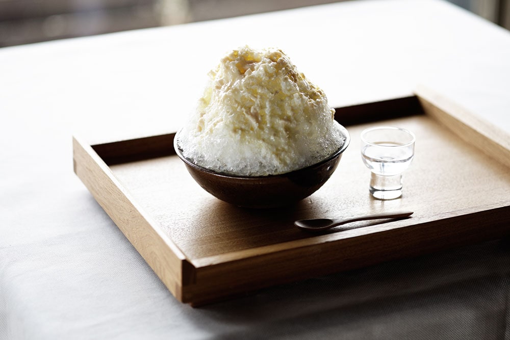 歴史ある比叡山ならではの麗しき霊水“日枝の霊水”を使った“発酵かき氷”は、冨田酒造の酒粕を使った練乳シロップをあわせ、食べる前にオリジナルスパークリング日本酒をかけて完成。夏の山床カフェでしか食べることのできないかき氷と、近江の発酵食を代表する日本酒の新しい組み合わせを楽しむことができる。