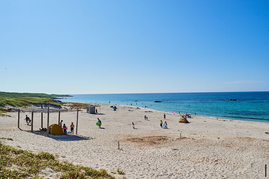 キャンプ場の目の前には紺碧の海が広がるビーチがある。
