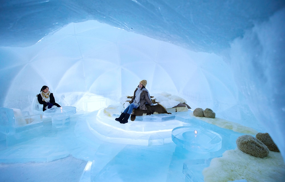 氷の世界での宿泊体験ができる「氷のホテル」。1日1組限定の宿泊体験に参加したゲストだけが利用できる「氷の露天風呂」と「氷の湯上がり処」も隣接。このほかアイスヴィレッジには、氷でできたカフェやバー、ショップ、さらにはアイスリンクなども。