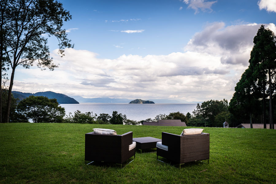 琵琶湖の澄んだ湖水と竹生島の絶景を眺めながら、穏やかな休日を。