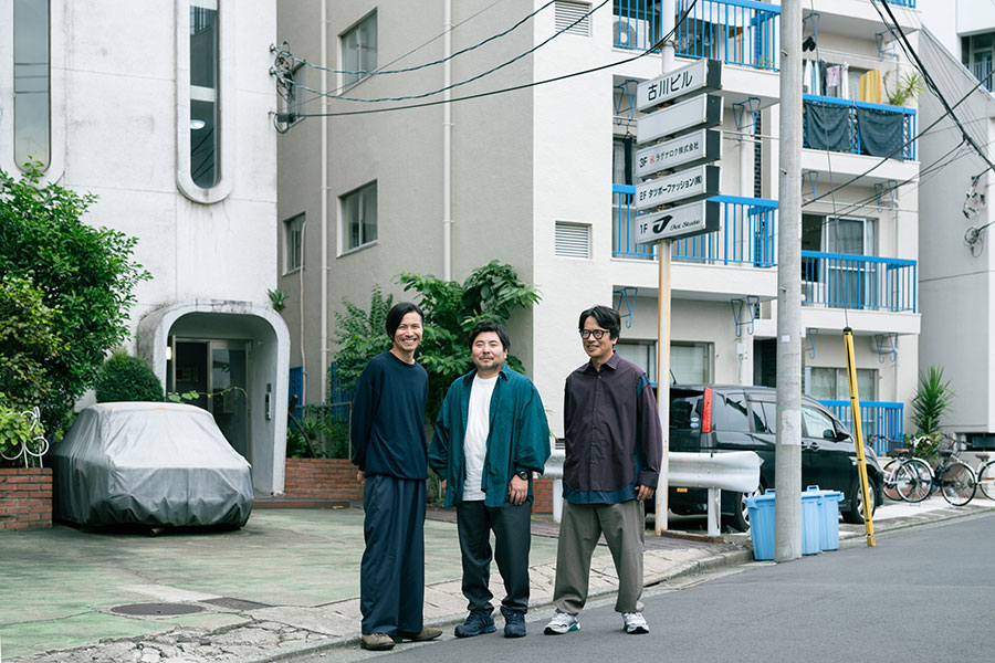 左から、佐藤征史さん、森信行さん、岸田繁さん。くるりは1996年に結成された。