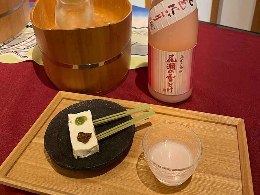 「SAKEラウンジ」は角打ちをイメージして誕生したそう。全国の日本酒の飲み比べができちゃいます。