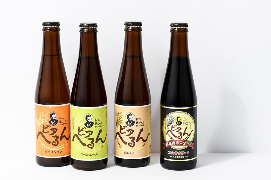 【島根県】島根ビールの「松江ビアへるん」各450円(各300ml)。左から：ヴァイツェン、ペールーエール、ピルスナー、縁結麦酒(えんむすびーる)スタウト。
