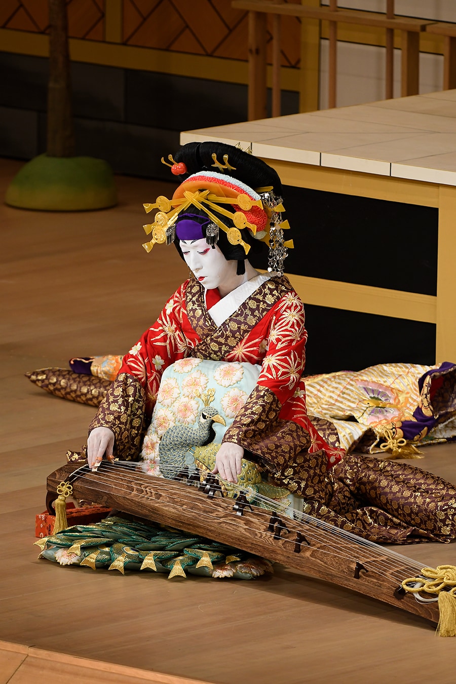 2019年12月歌舞伎座『壇浦兜軍記-阿古屋』より。舞台上で琴、三味線、胡弓の三曲を披露する阿古屋は女方屈指の大役と言われる。©松竹