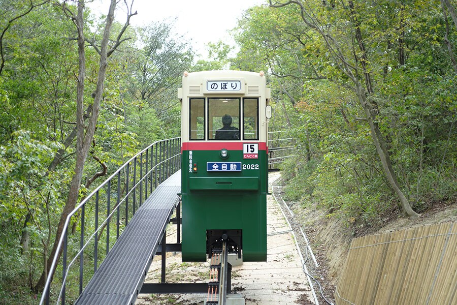 山道は心配という方もスロープカーがあれば安心です。©Studio Ghibli