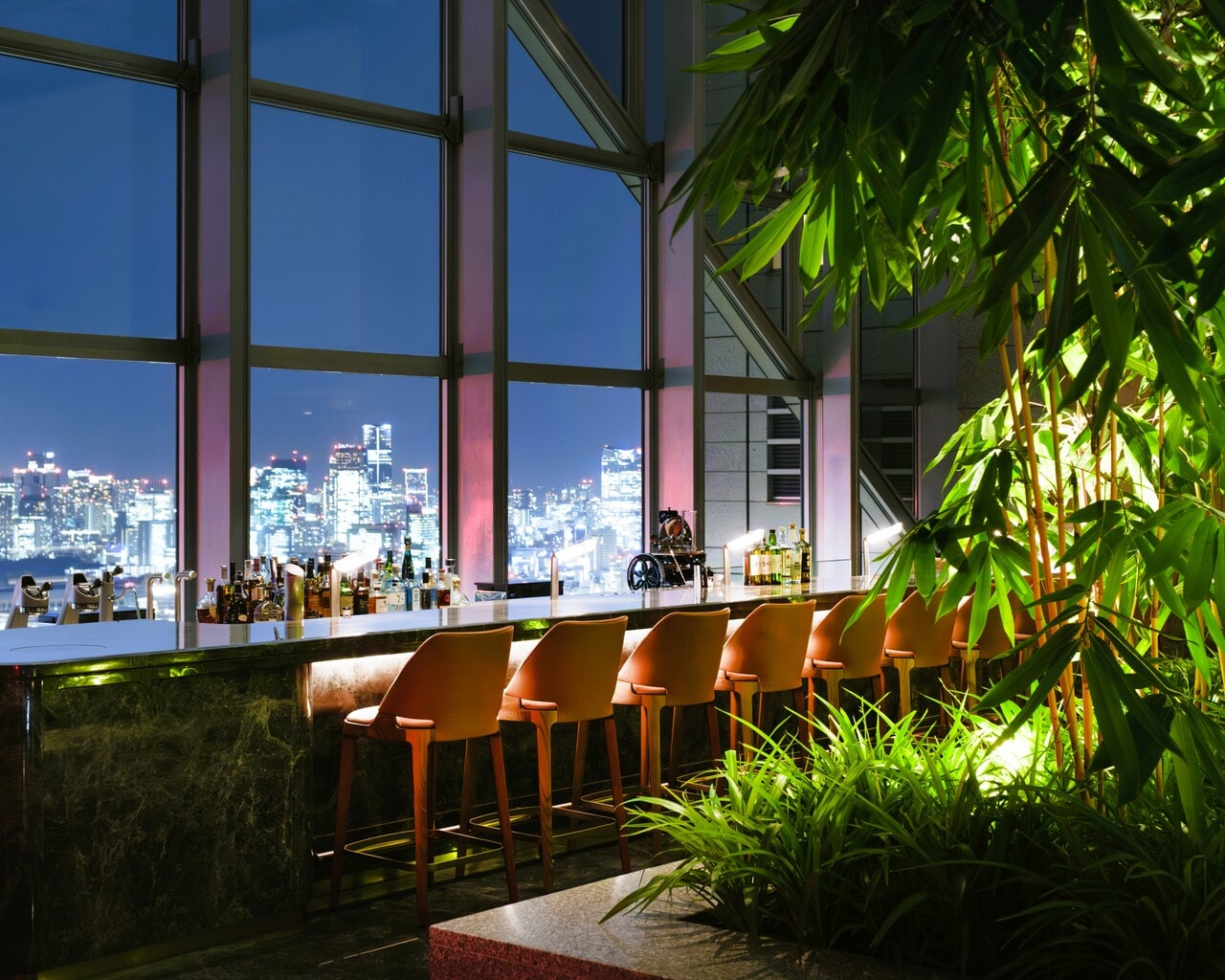 今回のリニューアルに際して、竹は九州で大切に養生されて瑞々しい姿となり、再びこの空間でゲストに癒やしをもたらしています。