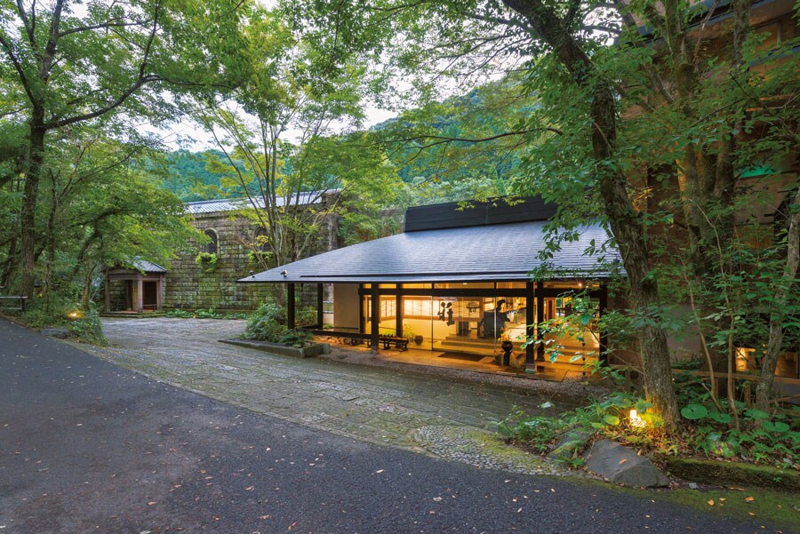 【妙見石原荘】天降川の渓谷沿いに建てられた高級旅館。敷地内で源泉が湧き出ている様子が見え、湯の豊かさを肌で感じられる。貸切風呂「睦実の湯」のほか3つのお風呂があり、湯上がりラウンジでは季節のジュースや甘酒が楽しめる。グルメ宿としても評判で、懐石料理を個室でゆったり味わえる贅沢さ。