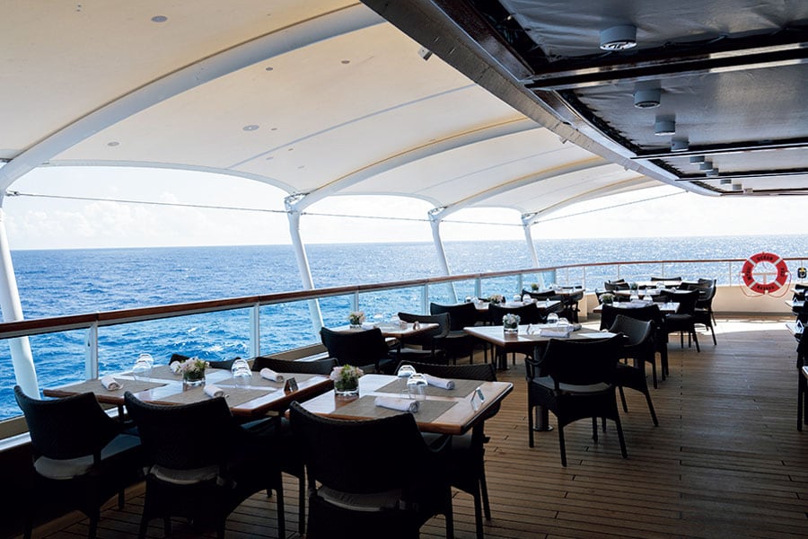 開放的な空間で世界各国のビュッフェメニューを提供する「テラスレストラン 八葉」。