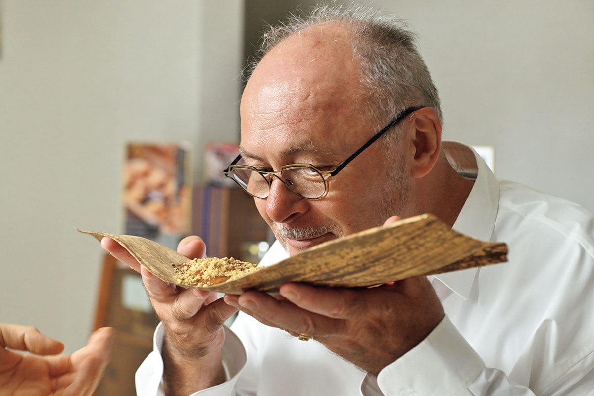 「きなこと黒蜜をかけたシンプルなお餅は、僕たち親子の大好物。やわらかそう！」と、エヴァンさんもご満悦。