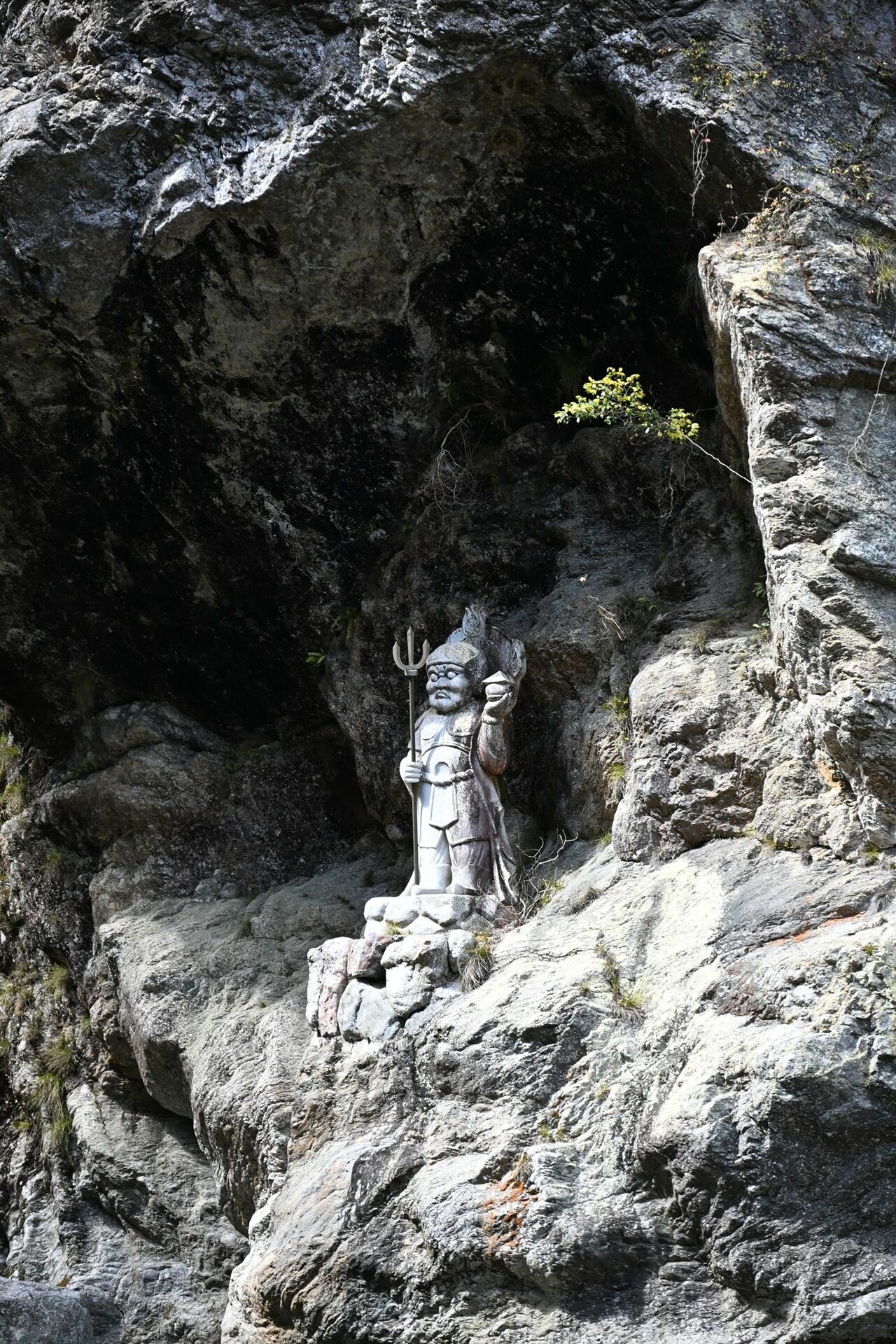 七福神。渓谷入口の近くに毘沙門天の石像があった(中津渓谷)