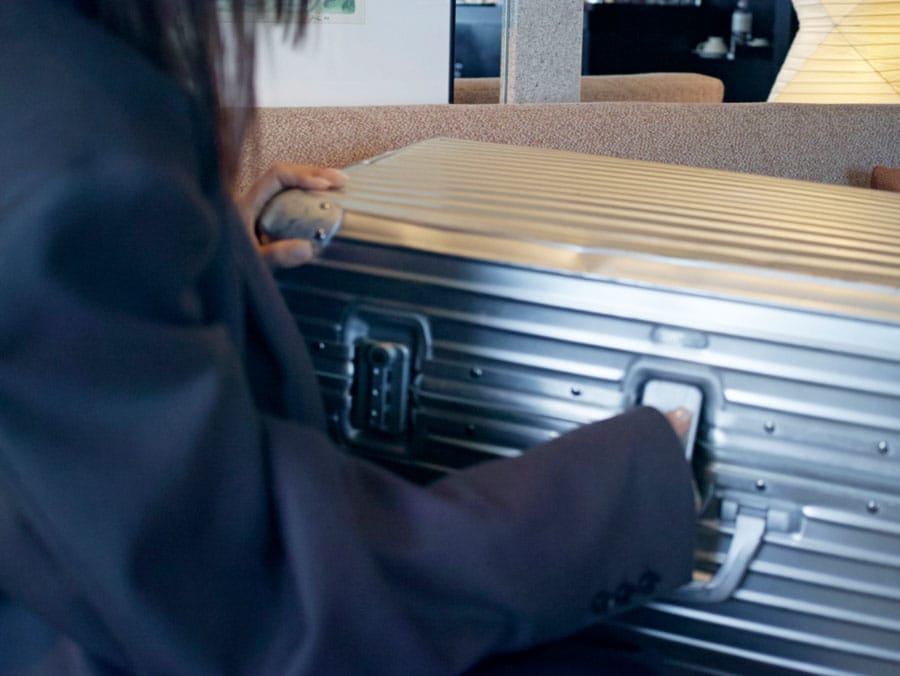 驚異的な強度と軽さを兼ね備えたアルミ二ウム製スーツケース。アルミニウムのボディには高品質な陽極酸化加工を施し、耐久性を強化。