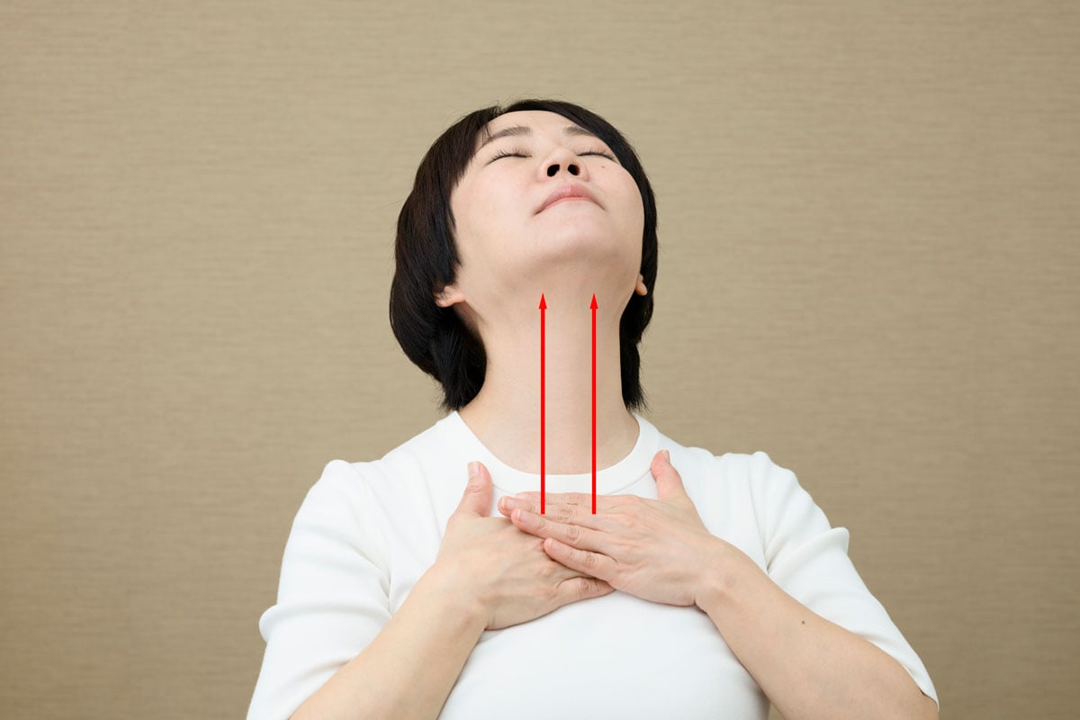 最後に首のストレッチを。真上を向き、5秒キープ。
