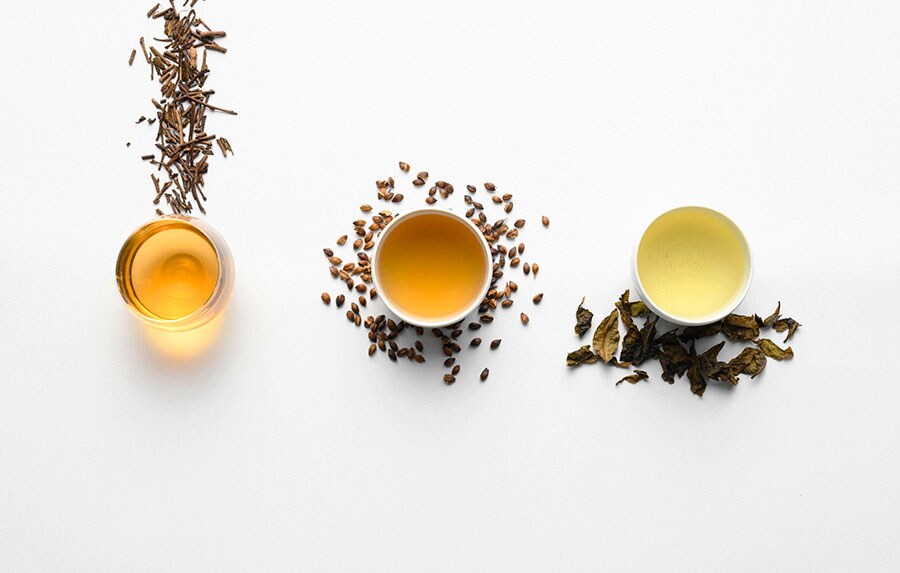 右から：徳島の珍しい乳酸発酵茶、熊本の香り豊かな自然栽培麦茶、冷茶にしてもおいしい京都のほうじ茶。