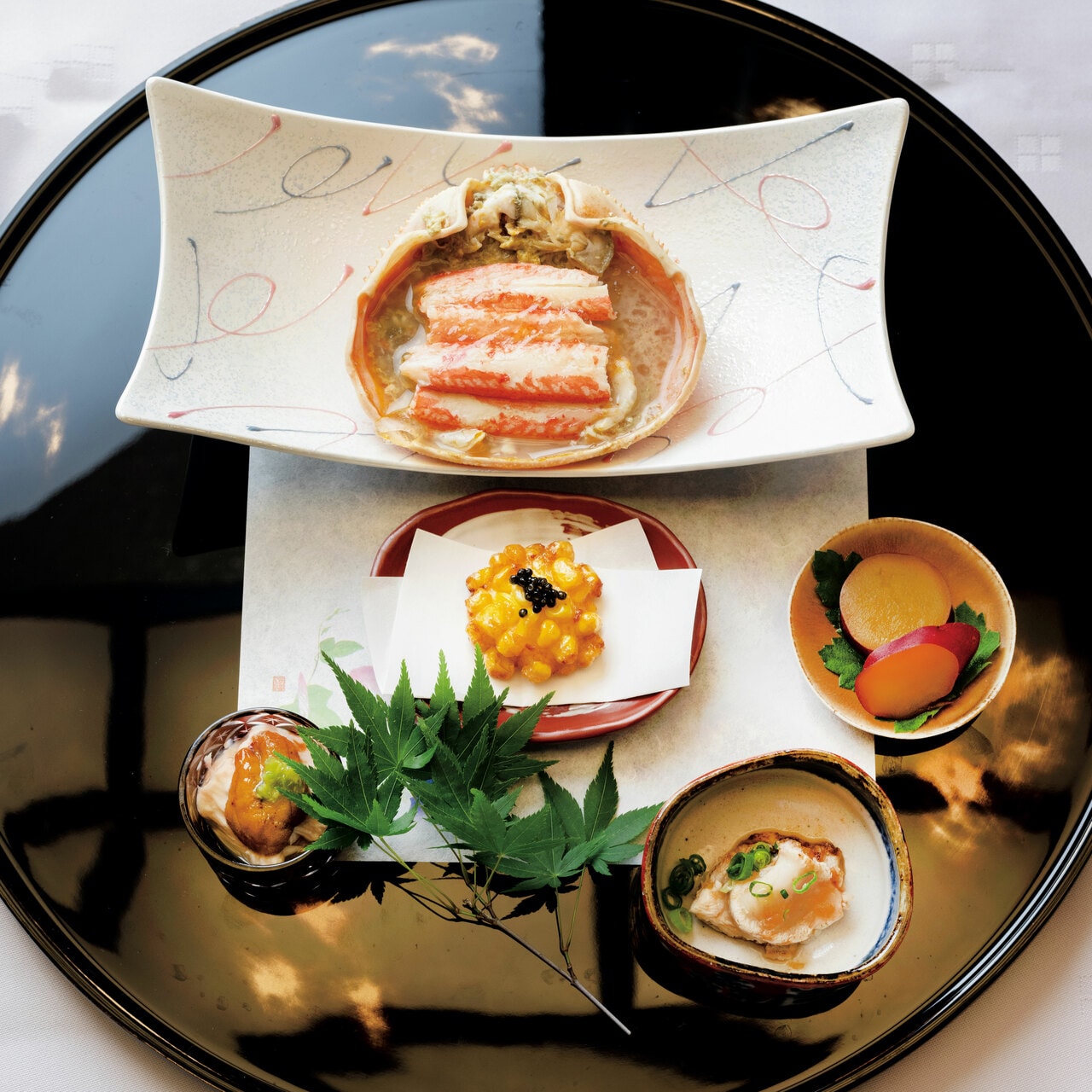 佐渡自慢の食を存分に楽しめる夕食。取材時の八寸には本ずわい蟹や焼き河豚のたたきなどが。