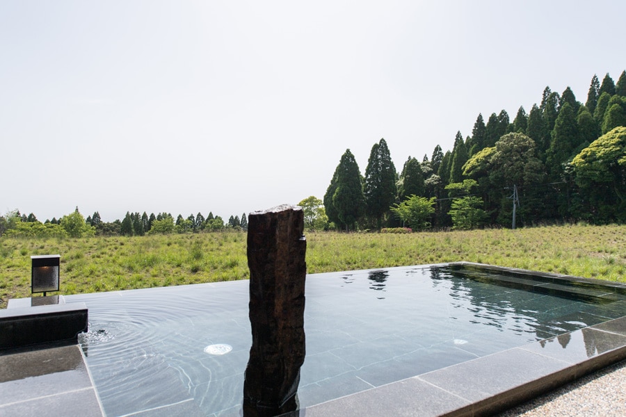 大地と一体化する露天風呂。晴天時は、草原の先に錦江湾と桜島が見える。