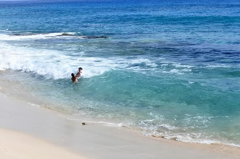 大人も子供にかえってはしゃぎたくなるような海の色です。