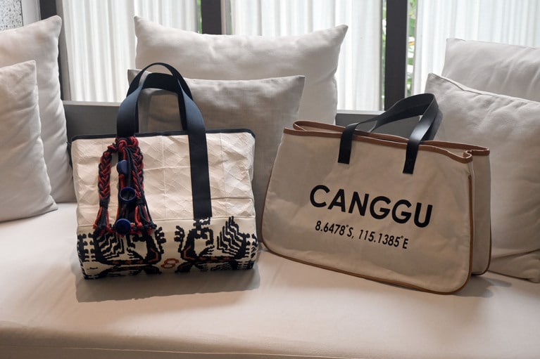 食材の梱包用資材をリサイクルしたバッグなど、サスティナブルなアイテムも。コモ ウマ チャングーにて。