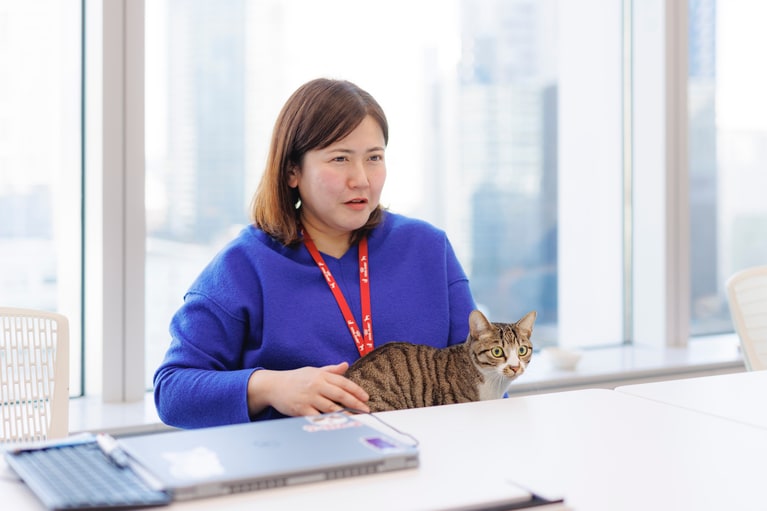 ドロンパくん。この日、飼い主の大坂さんが使用した会議室にて。